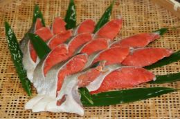 ”送料無料” 中辛塩紅鮭　切身